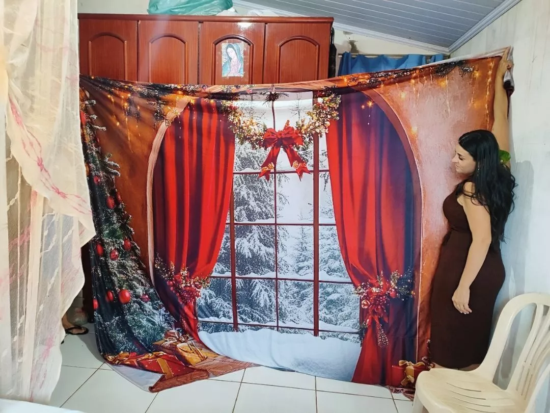 Foto enviada por uma cliente mostrando o painel natalino em tecido aberto em um ambiente real